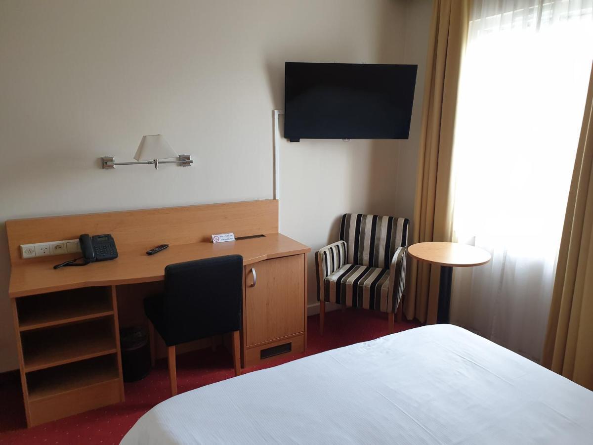 The Rosendale Hotel Roosendaal Bagian luar foto